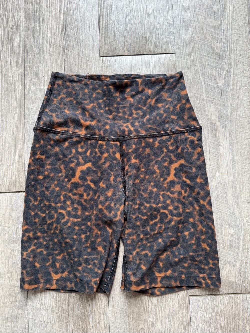 Beyond Yoga tortoise Print High-Rise Bike Shorts - Black & Brown
